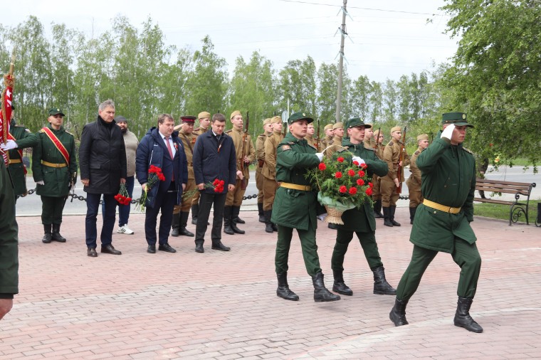 В преддверии Дня Победы в Ульяновске возложили цветы к памятнику «Журавли»