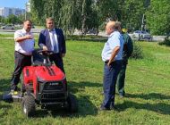 В Ульяновске для покоса травы начали использовать мини-тракторы