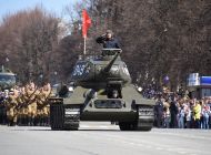 На торжественном параде ко Дню Победы в Ульяновске почтили трудовой подвиг горожан