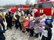 Юные жители Ульяновска встречают Новый год с «Пожарным Дедом Морозом»