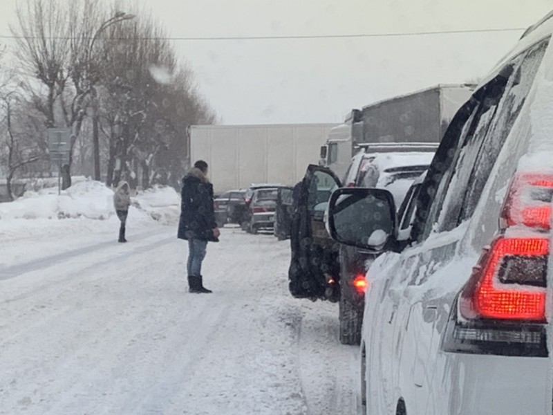 Фура на Локомотивной перекрыла дорогу в обе стороны