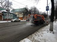 Улицы Ульяновска вновь обрабатывают противогололёдными материалами