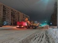 Ночью в Ульяновске для вывоза снега дополнительно привлекли 26 самосвалов и погрузчиков