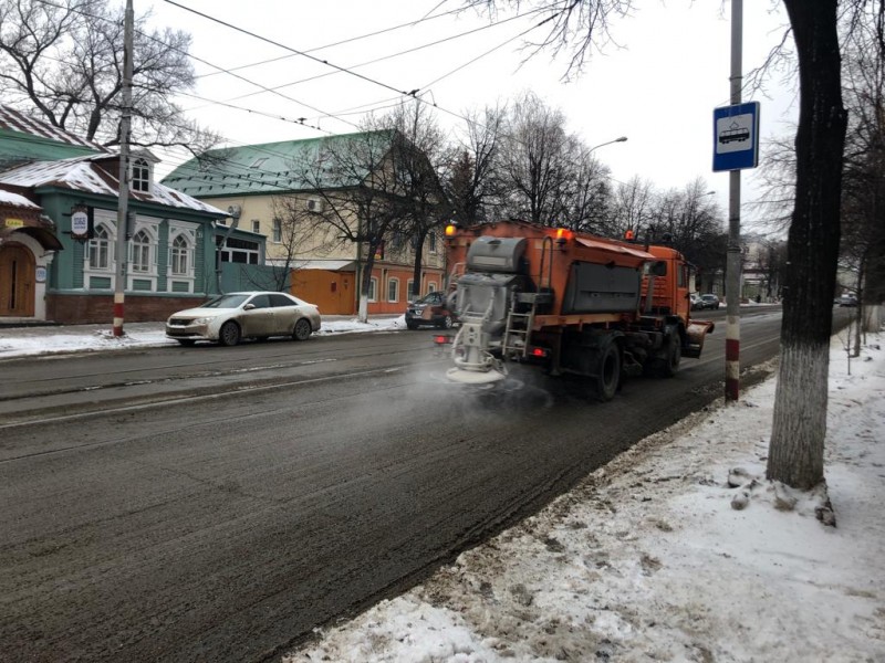 Улицы Ульяновска вновь обрабатывают противогололёдными материалами