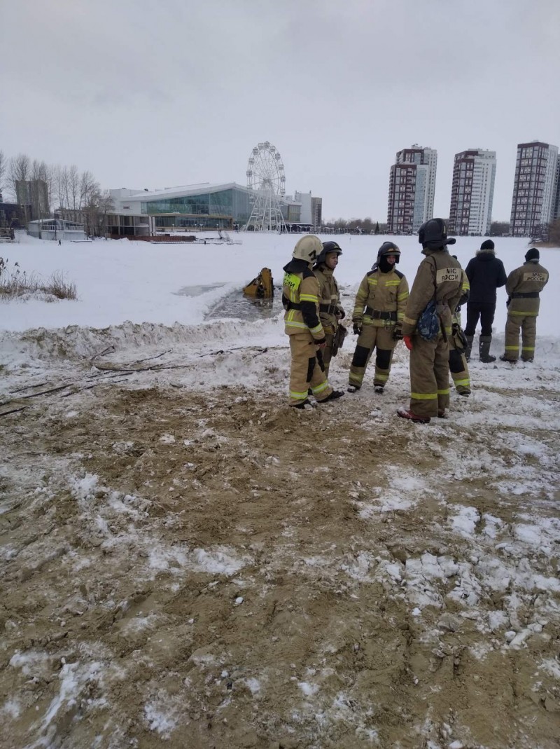 Ульяновские спасатели помогают поднять провалившийся под лёд трактор