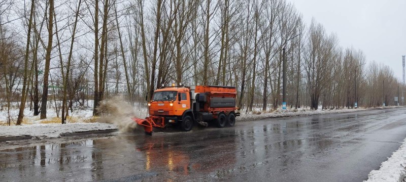 В Ульяновске дорожники очищают тротуары от шуги и вывозят снег