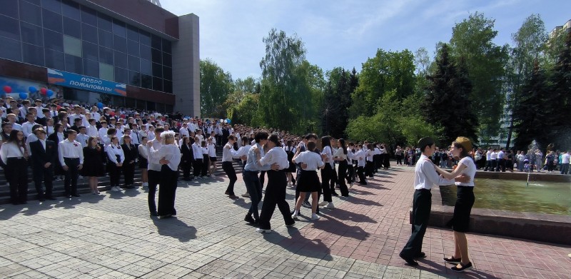 Ульяновские гимназисты станцевали «Вальс Победы»