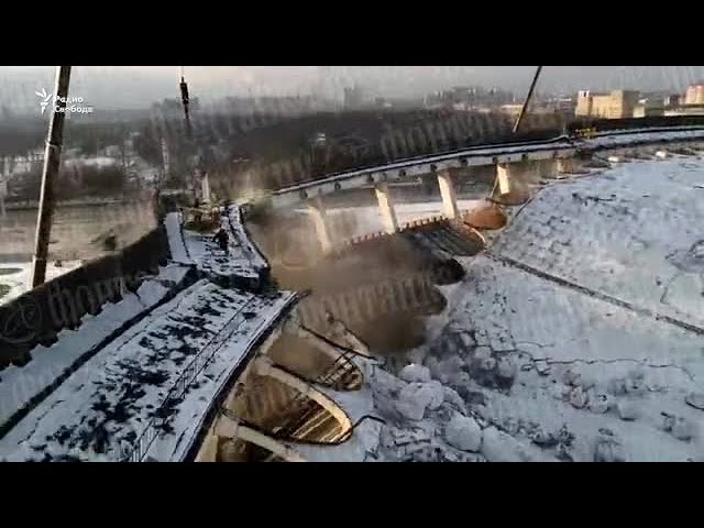 Причины: В Петербурге при демонтаже рухнули стены и крыша СКК. Погиб рабочий